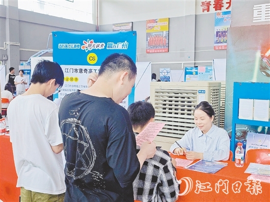 招聘會現(xiàn)場，企業(yè)與求職者充分溝通。