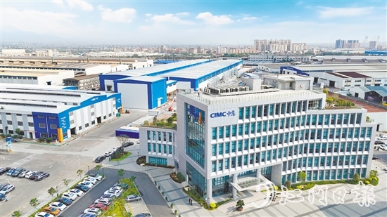 大鰲鎮(zhèn)是廣東省集裝箱制造專業(yè)鎮(zhèn)，已形成以新會中集集裝箱有限公司為龍頭的產(chǎn)業(yè)集群。