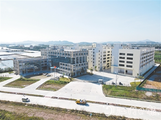 大鰲鎮(zhèn)培育招引了新會中集、麗宮國際等一批競爭力強(qiáng)、示范性好的優(yōu)質(zhì)龍頭企業(yè)。圖為麗宮預(yù)制菜產(chǎn)業(yè)園。