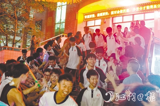 高一高二學(xué)生齊聚校道兩旁，為即將高考的高三學(xué)長(zhǎng)學(xué)姐送上祝福。