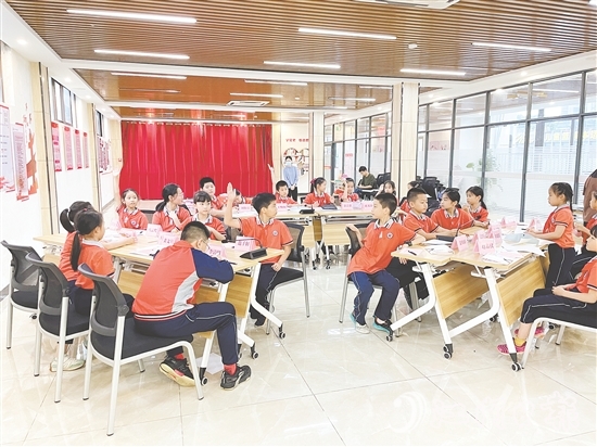 濱江社區(qū)創(chuàng)新舉辦“紅領(lǐng)巾議事會(huì)”，讓孩子們成為社區(qū)治理的“小當(dāng)家”。