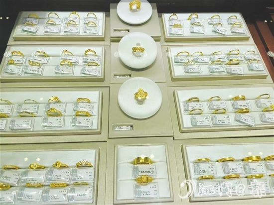 金價(jià)強(qiáng)勢(shì)走高。