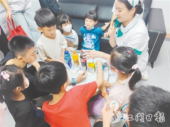 醫(yī)護(hù)人員針對(duì)常見(jiàn)的飲食誤區(qū)進(jìn)行科普。