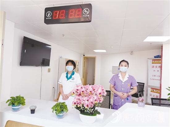 鶴山工業(yè)城養(yǎng)老服務(wù)中心設(shè)置呼叫站，確保長者能及時享受專業(yè)的護理和醫(yī)療服務(wù)。