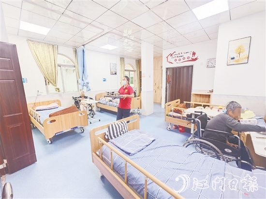 在鶴山市社會福利院，長者們的房間變得更加明亮、舒適。