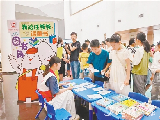 在鶴山市圖書館，小朋友參加游園會。