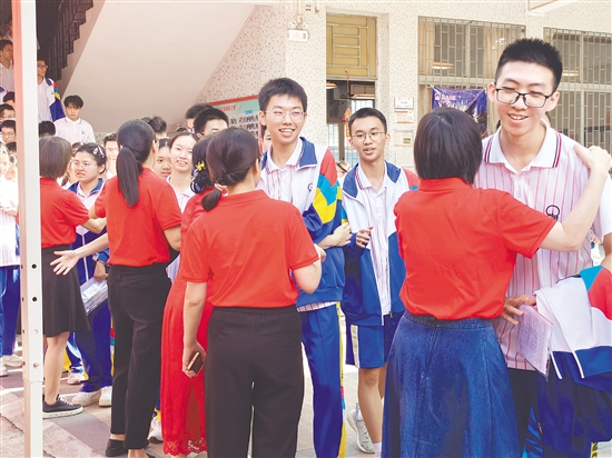 考前，老師與考生擊掌擁抱，給予他們溫暖與力量。