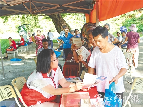 工作人員向市民宣傳新修訂的檔案法，普及家庭檔案建檔知識。