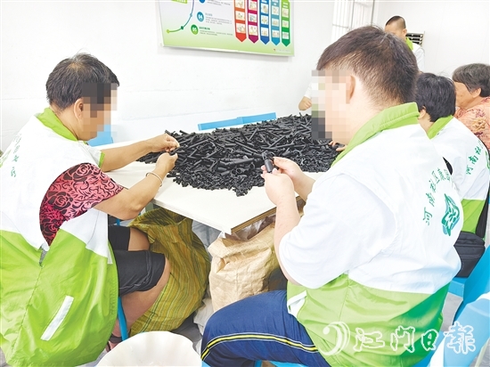 在恩平市殘聯(lián)的大力支持下，“天使助殘”殘疾人手工坊拓寬輔助就業(yè)渠道，幫助更多殘疾人就業(yè)增收。