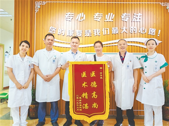 患者為醫(yī)護人員送上錦旗。