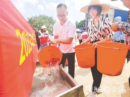 參與人員將魚苗緩緩倒入放流槽。