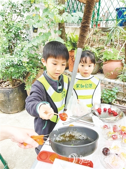 孩子們用自己采收的甘蔗熬糖水制作糖葫蘆，感受勞動的樂趣。