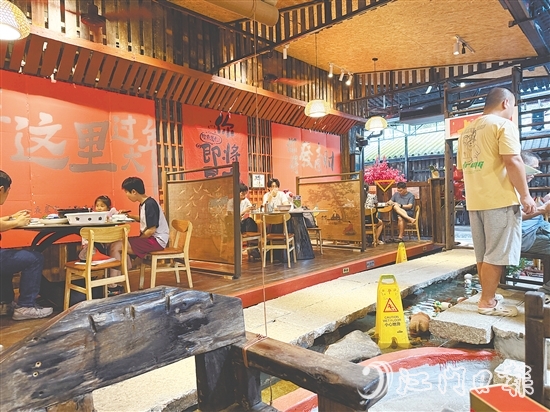 近期，很多外地游客到新會(huì)石澗故事私房菜品嘗《三餐四季》同款陳皮藥膳。