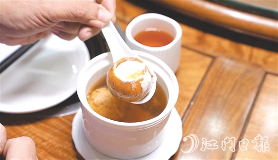 陳皮金盞湯是湯中湯，以新會(huì)陳皮搭配多種食材熬制而成。