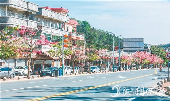 三合鎮(zhèn)溫泉村將生態(tài)優(yōu)勢(shì)轉(zhuǎn)化為發(fā)展優(yōu)勢(shì)，打造“水清岸綠、設(shè)施完善、鄉(xiāng)風(fēng)文明”的宜居環(huán)境。