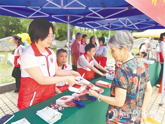 工作人員向群眾普及檔案法、檔案法實(shí)施條例等法律法規(guī)知識(shí)，增強(qiáng)群眾的檔案法治觀念。
