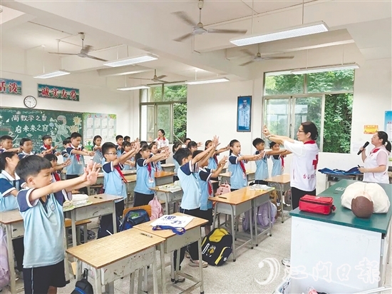 在實(shí)操環(huán)節(jié)，學(xué)生在專業(yè)師資的指導(dǎo)下學(xué)習(xí)急救技能。