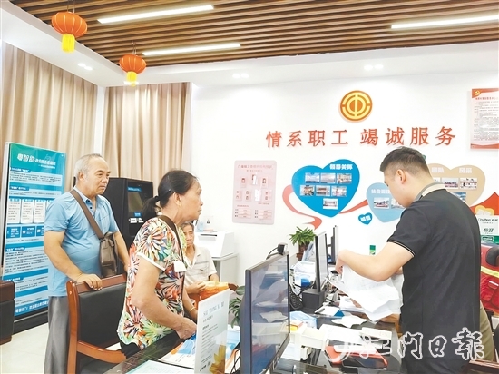 為解決漁民換證難題，工會直接將服務(wù)臺搬到漁港。