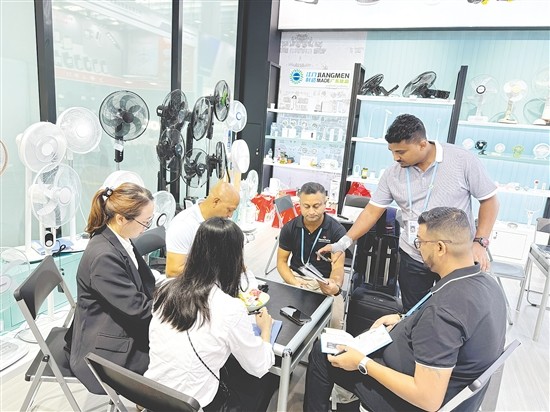 小崧股份產(chǎn)品吸引外國(guó)客商。