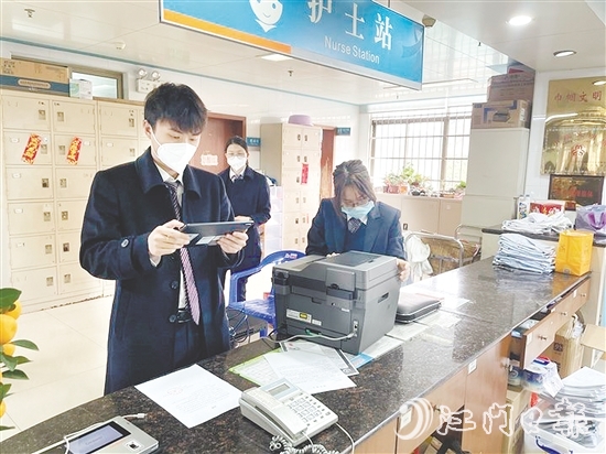 江門(mén)農(nóng)商銀行及時(shí)解決客戶急需辦理社保卡需求。