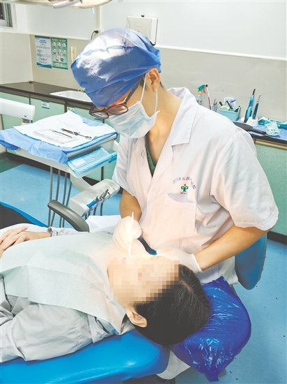 牙周炎發(fā)病比較隱蔽，但病變會(huì)深入牙齦深處。