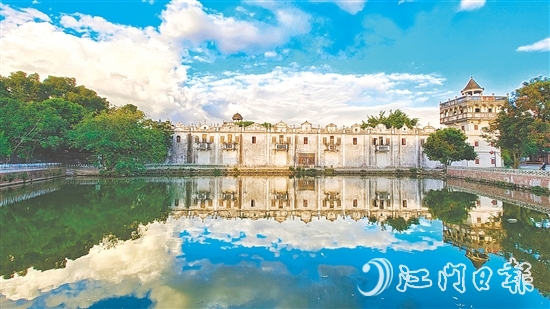 強亞村提升人居環(huán)境，扎實推進農(nóng)村廁所、生活污水和垃圾治理“三大革命”，開展綠美鄉(xiāng)村建設(shè)。