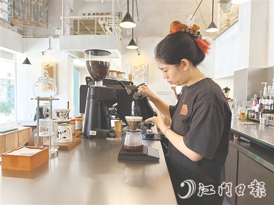 在梁艷芬看來，與其在城市里內(nèi)卷，不如回到熟悉的地方，把熟悉的事情做到極致，哪怕是一間小小的咖啡店，也能泡出自己的風(fēng)味，走出自己的路。