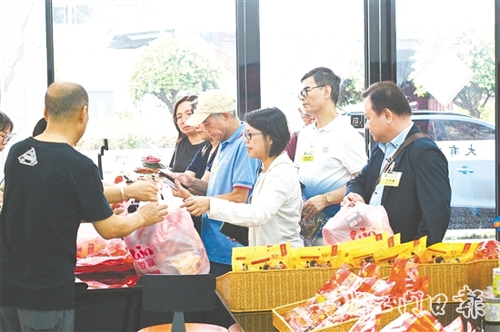 澳門鄉(xiāng)親排隊買家鄉(xiāng)特色糖果當(dāng)手信。