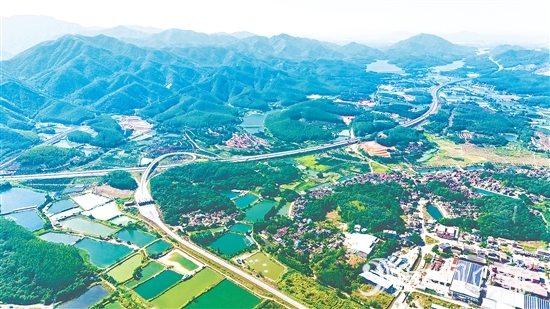 羅坑鎮(zhèn)交通區(qū)位優(yōu)勢日益突出，為當?shù)禺a(chǎn)業(yè)發(fā)展提供有力支撐。