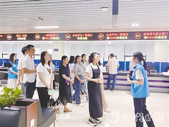 在講解員的引導(dǎo)下，群眾代表開啟了一場(chǎng)沉浸式政務(wù)服務(wù)體驗(yàn)之旅。