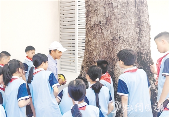 甫草林場的自然教育導(dǎo)師團隊與師生們展開互動交流。