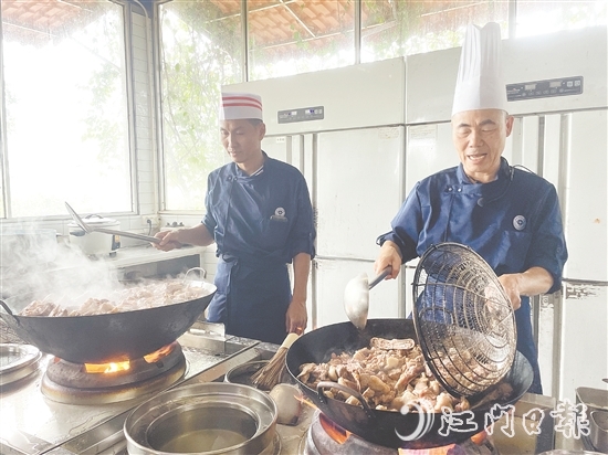 34名學(xué)員通過“理論教學(xué)+實(shí)操演練”模式，系統(tǒng)學(xué)習(xí)僑鄉(xiāng)經(jīng)典菜式。