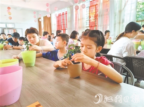 活動期間，家長與孩子共同制作盆栽。