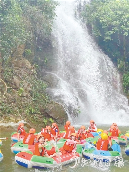 鶴山依托源林生態(tài)樂園、游龍峽等開發(fā)漂流、水上親子拓展、帳篷露營等項目，打造了大灣區(qū)親水游樂目的地。