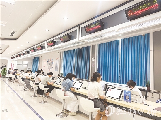 鶴山市推出“水電氣網(wǎng)聯(lián)合報裝一件事”服務(wù)，在受理環(huán)節(jié)，通過線下設(shè)置“一件事”專窗，為群眾提供全流程導(dǎo)辦服務(wù)，徹底告別“多頭跑、重復(fù)跑”。