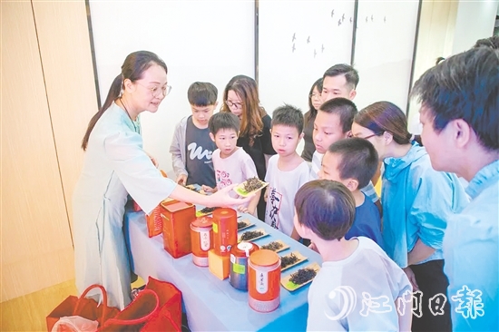 在鶴山市文化館非遺傳習(xí)廳，講師為親子家庭詳細(xì)講解鶴山紅茶的悠久歷史和制作工藝。