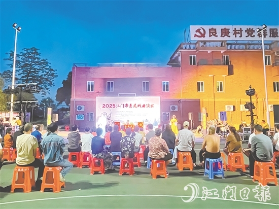 精彩的粵劇表演吸引了不少村民前來觀看。