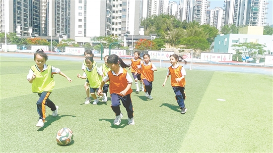 沙坪一?。|校區(qū)）推進“足球進課堂”，在日常體育教學中加入足球特色項目。