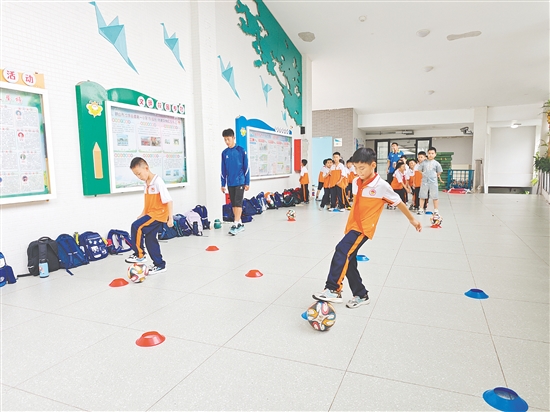 為了讓有濃厚興趣的學生進一步提升自己的球技，沙坪一?。|校區(qū)）打造了足球素養(yǎng)班。