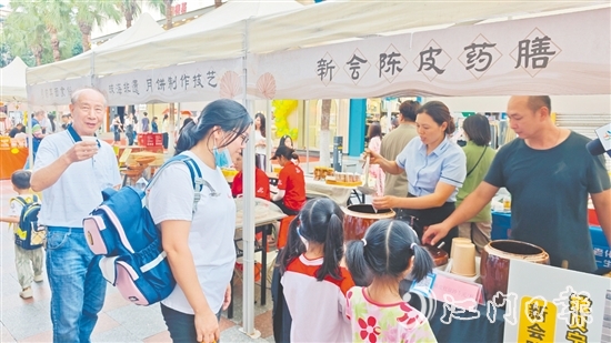 市民、游客現(xiàn)場“打卡”《三餐四季》同款新會陳皮藥膳美食。