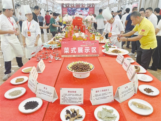 競賽中，民間選手和專業(yè)廚師一同大顯身手，烹飪各式司前溫蛋美食。