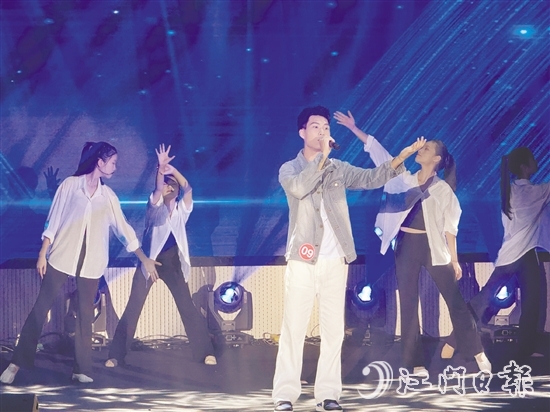 選手們用動人的歌聲展現(xiàn)青春風采。