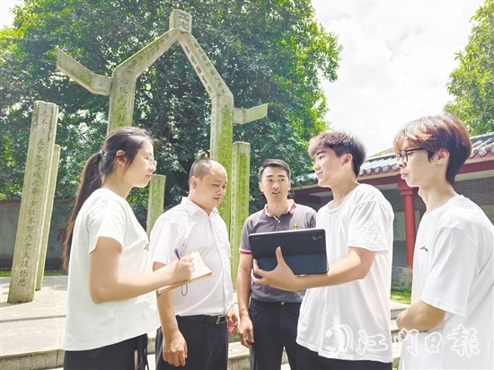 趙尉強（圖中）與五邑大學(xué)師生們交流歇馬村文旅發(fā)展計劃。