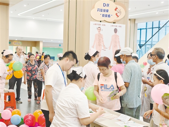 各種健康小游戲吸引眾多居民參與體驗(yàn)。