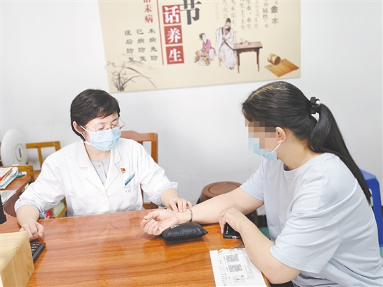 醫(yī)生對患者進行檢查。