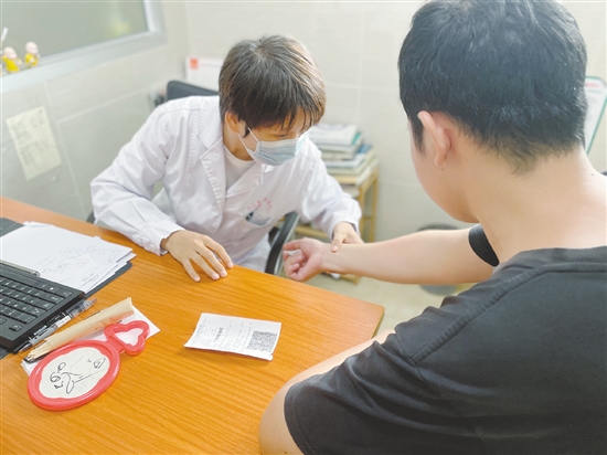 一旦發(fā)現(xiàn)皮膚有問題，應盡早就醫(yī)。