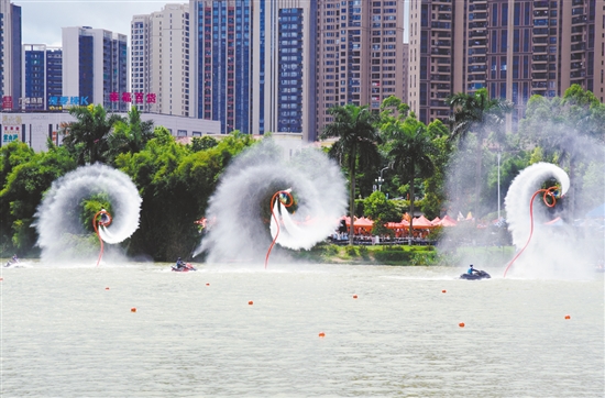 現(xiàn)場舉行了精彩的水上飛人表演。