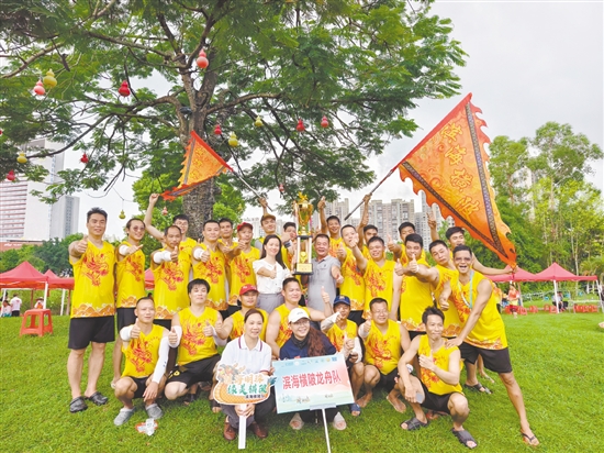 濱海橫陂龍舟隊(duì)奪得鎮(zhèn)街組的冠軍。