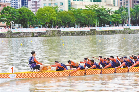錦江河上，選手們奮勇爭先。
