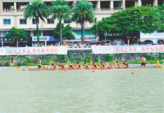 比賽期間突降大雨，選手們在雨中展開激烈比拼。